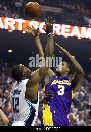 KEIN FILM, KEIN VIDEO, KEIN TV, KEINE DOKUMENTATION - Los Angeles Lakers Forward Trevor Ariza (3) dreht über Orlando Magic Center Dwight Howard im ersten Quartal von Spiel 5 der NBA Finals in der Amway Arena in Orlando, FL, USA am 14. Juni 2009. Los Angeles Lakers gewann 99-86. Foto von Stephen M. Dowell/Orlando Sentinel/MCT/Cameleon/ABACAPRESS.COM Stockfoto
