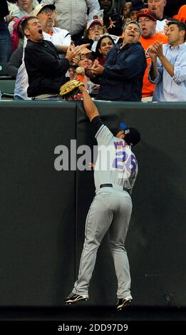 KEIN FILM, KEIN VIDEO, KEIN TV, KEIN DOKUMENTARFILM - Fernando Martinez von New York Mets versucht, ein zweites Zuhause zu sehen, das von Baltimore Orioles Matt Wieters im Oriole Park in Camden Yards in Baltimore, MD, USA, am 17. Juni 2009 geführt wird. Foto von Lloyd Fox/Baltimore Sun/MCT/Cameleon/ABACAPRESS.COM Stockfoto