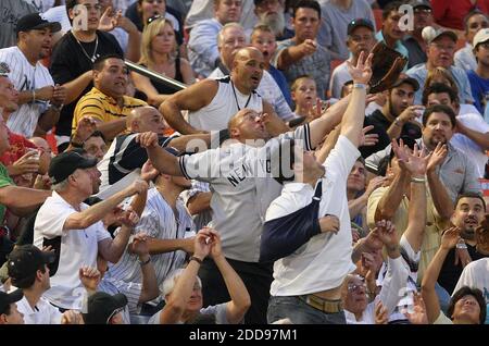 KEIN FILM, KEIN VIDEO, KEIN Fernsehen, KEIN DOKUMENTARFILM - Fans versuchen, einen vierten hässlichen Foul Ball von Mark Teixeira aus New York Yankees während eines MLB-Spiels gegen die Florida Marlins im Landshark Stadium in Miami, FL, USA am 19. Juni 2009 zu fangen. Foto von Joe Rimkus Jr./Miami Herald/MCT/Cameleon/ABACAPRESS.COM Stockfoto