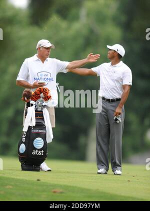 KEIN FILM, KEIN VIDEO, KEIN TV, KEINE DOKUMENTATION - Tiger Woods, rechts, spricht mit Caddie Steve Williams auf dem 12. Fairway während der dritten Runde des AT&amp;T National Golf Turniers 2009 im Congressional Country Club in Bethesda, MD, USA am 4. Juli 2009. Foto von James lang/MCT/ABACAPRESS.COM Stockfoto