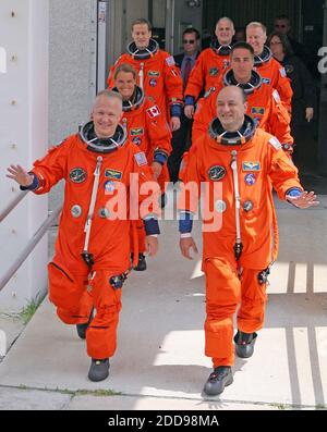 KEIN FILM, KEIN VIDEO, KEIN TV, KEINE DOKUMENTATION - Raumfähre Endeavour Astronauten einschließlich vorderster Reihe, Pilot Doug Hurley, links, Kommandant Mark Polansky (rechts) zweite Reihe, kanadische Raumfahrtagentur-Astronautin Julie Payette (links) Christopher Cassidy (rechts) dritte Reihe, Tom Marshburn (links) Tim Kopra (rechts) und hinten, Dave Wolf geht am Montag, den 13. Juli 2009, als die Besatzung von 7 Astronauten die Crew-Quartiere verlassen, um an Bord von Shuttle Endeavour zu gehen. Die Besatzung ist auf einer Baumission zur Internationalen Raumstation, um die Montage des japanischen Forschungslabors zu beenden. Foto von Red Huber/Orlando Sentinel/MCT/ABACA Stockfoto