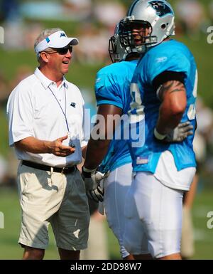 KEIN FILM, KEIN VIDEO, KEIN Fernsehen, KEIN DOKUMENTARFILM - Carolina Panthers' Cheftrainer John Fox spricht mit einem Mitglied der Verteidigung während einer Trainingseinheit am Wofford College in Spartanburg in South Carolina, USA am 7. August 2009. Foto von Jeff Siner/MCT/ABACAPRESS.COM Stockfoto