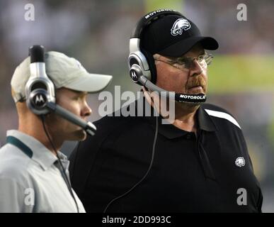 KEIN FILM, KEIN VIDEO, KEIN Fernsehen, KEINE DOKUMENTATION - Philadelphia Eagles Cheftrainer Andy Reid und defensiver Koordinator Sean McDermott beobachten die Verteidigung der Eagles im ersten Viertel während des Vorsaison-Fußballmatches zwischen New England Patriots und Philadelphia Eagles im Lincoln Field in Philadelphiaon in Pennsylvania, USA am 13. August 2009. Foto von Clem Murray/MCT/Cameleon/ABACAPRESS.COM Stockfoto