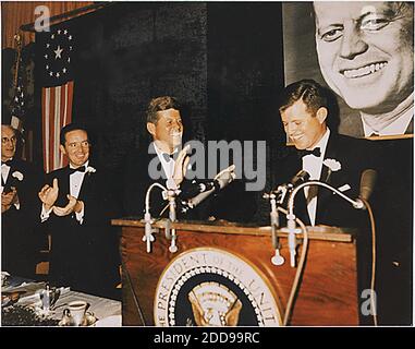KEIN FILM, KEIN VIDEO, KEIN Fernsehen, KEIN DOKUMENTARFILM - Präsident John F. Kennedy applaudiert seinem Bruder, Sen. Edward Kennedy (D-Mass.), rechts, während eines Democratic Fund Raising Dinner in Boston, Massachusetts, 19. Oktober 1963. Foto von Handout/MCT/ABACAPRESS.COM Stockfoto