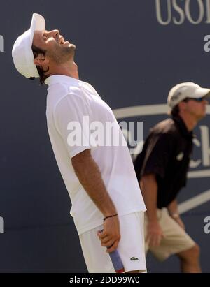 KEIN FILM, KEIN VIDEO, KEIN Fernsehen, KEIN DOKUMENTARFILM - Fabrice Santoro von Frankreich reagiert während seines Spiels gegen Nikolay Davydenko von Russland während des 2009 Pilot Pen Tennis Tournament in New Haven, CT, USA am 26. August 2009. Foto von John Wokie/Hartford Courant/MCT/Cameleon/ABACAPRESS.COM Stockfoto