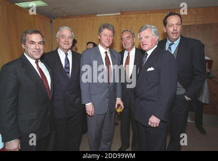 KEIN FILM, KEIN VIDEO, KEIN Fernsehen, KEIN DOKUMENTARFILM - Präsident Bill Clinton, Mitte, steht mit Sen. Edward Kennedy (D-Mass), Mitte rechts, Bill Bradley (D-NJ), rechts, und andere während eines Besuchs an der Rutgers University in New Jersey, 1. März 1993. Foto von Handout/MCT/ABACAPRESS.COM Stockfoto