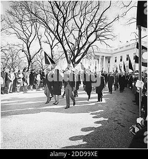 KEIN FILM, KEIN VIDEO, KEIN Fernsehen, KEIN DOKUMENTARFILM - Jacqueline Kennedy (C) wird von ihrem Schwager, Senator Edward Kennedy (D-Mass.), rechts, Und Generalstaatsanwalt Robert F. Kennedy verließ das Weiße Haus als Teil einer Trauerprozession, die Präsident John F. Kennedys Schatulle zur St. Matthew's Cathedral in Washington, D.C., USA am 25. November 1963 begleitete. Foto: National Archives/MCT/ABACAPRESS.COM Stockfoto