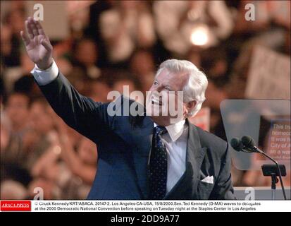 KEIN FILM, KEIN VIDEO, KEIN TV, KEIN DOKUMENTARFILM - © CHUCK KENNEDY/KRT/ABACA. 20147-2. Los Angeles-CA-USA, 15/8/2000.Sen. Ted Kennedy (D-MA) winkt den Delegierten der Democratic National Convention 2000 zu, bevor er am Dienstagabend im Staples Center in Los Angeles spricht Stockfoto