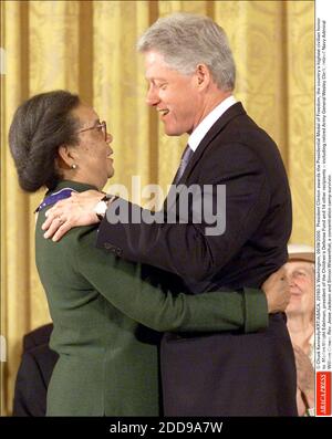 KEIN FILM, KEIN VIDEO, KEIN TV, KEIN DOKUMENTARFILM - © CHUCK KENNEDY/KRT/ABACA. 20193-3. Washington, 09/08/2000. Präsident Clinton verleiht die Presidential Medal of Freedom, die höchste zivile Auszeichnung des Landes, an Marian Wright Edelman, den Präsidenten des Children's Defense Fund und 14 weitere Empfänger -- inkl Stockfoto