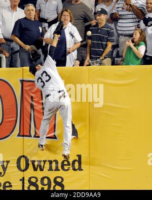 KEIN FILM, KEIN VIDEO, KEIN TV, KEIN DOKUMENTARFILM - New York Yankees Right Fielder Nick Swisher (33) kann sich im dritten Inning im Yankee Stadium in New York City, NY, USA am 15. September 2009 kein Heimspiel von Toronto Blue Jays' Adam Lind ansehen. Foto von John Dunn/MCT/Newsday/Cameleon/ABACAPRESS.COM Stockfoto