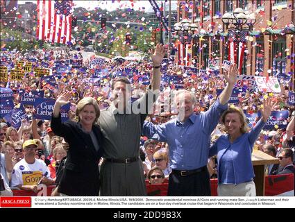 KEIN FILM, KEIN VIDEO, KEIN FERNSEHEN, KEIN DOKUMENTARFILM - © HARRY HAMBURG/KRT/ABACA. 20235-4. Moline-Illinois-USA, 19/8/2000. Der demokratische Präsidentschaftskandidat Al Gore und der Laufgefährte Sen. Joseph Lieberman und ihre Frauen nehmen an einer Sonntagskundgebung in Moline, Illinois, Teil. Die Kandidaten befinden sich auf einem viertägigen Flusslauf Stockfoto