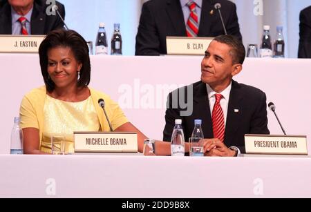 KEIN FILM, KEIN VIDEO, KEIN Fernsehen, KEIN DOKUMENTARFILM - Präsident Barack Obama und First Lady Michelle Obama, links, hören Sie Chicago's letzte Ausschreibung Präsentation im Bella Center in Kopenhagen, Dänemark am 2. Oktober 2009, für die Auswahl als Gastgeber der Olympischen Sommerspiele 2016. Foto von Michael Tercha/Chicago Tribune/MCT/ABACAPRESS.COM Stockfoto