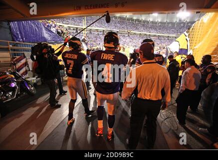 KEIN FILM, KEIN VIDEO, KEIN TV, KEIN DOKUMENTARFILM - Minnesota Vikings Quarterback Brett Favre bereitet sich darauf vor, am 5. Oktober 2009 im Metrodome in Minneapolis, MN, USA, gegen die Green Bay Packers ins Feld zu gehen. Foto von Brian Peterson/Minneapolis Star Tribune/MCT/Cameleon/ABACAPRESS.COM Stockfoto