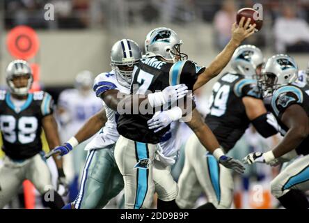 KEIN FILM, KEIN VIDEO, KEIN Fernsehen, KEIN DOKUMENTARFILM - Carolina Panthers Quarterback Jake Delhomme wird von der Dallas Cowboys' Straftat während der ersten Halbzeit Aktion im Cowboys Stadium in Arlington, Texas, am Montag, 28. September 2009, unter Druck gesetzt. (Paul Moseley/Fort Worth Star-Telegram/MCT) Stockfoto