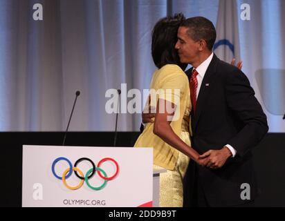 KEIN FILM, KEIN VIDEO, KEIN Fernsehen, KEIN DOKUMENTARFILM - Präsident Barack Obama und First Lady Michelle Obama begrüßen sich während Chicagos endgültiger Präsentation im Bella Center in Kopenhagen, Dänemark am 2. Oktober 2009, zur Auswahl als Austragungsort der Olympischen Sommerspiele 2016. Foto von Michael Tercha/Chicago Tribune/MCT/ABACAPRESS.COM Stockfoto