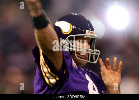 KEIN FILM, KEIN VIDEO, KEIN TV, KEIN DOKUMENTARFILM - Vikings Quarterback Brett Favre (4) geht während Aufwärmprüps vor dem Start von Minnesota's Spiel gegen die Green Bay Packers im Metrodome in Minneapolis, MN, USA am 5. Oktober 2009. Foto von Carlos Gonzalez/Minneapolis Star Tribune/MCT/Cameleon/ABACAPRESS.COM Stockfoto