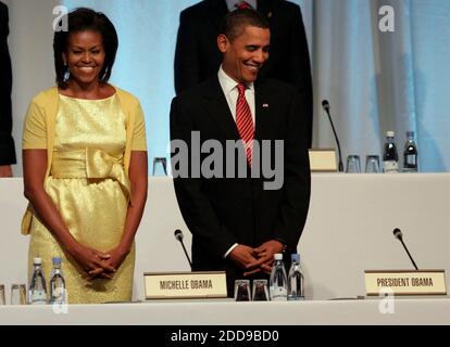 KEIN FILM, KEIN VIDEO, KEIN Fernsehen, KEIN DOKUMENTARFILM - Präsident Barack Obama und First Lady Michelle Obama kommen am 2. Oktober 2009 zur Präsentation der endgültigen Bewerbung Chicagos im Bella Center in Kopenhagen, Dänemark, zur Auswahl als Austragungsort der Olympischen Sommerspiele 2016. Foto von Michael Tercha/Chicago Tribune/MCT/ABACAPRESS.COM Stockfoto