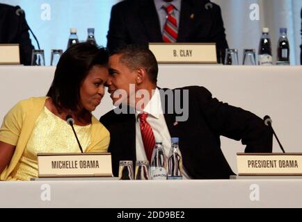 KEIN FILM, KEIN VIDEO, KEIN Fernsehen, KEIN DOKUMENTARFILM - Präsident Barack Obama und First Lady Michelle Obama treffen sich während Chicagos endgültiger Präsentation im Bella Center in Kopenhagen, Dänemark am 2. Oktober 2009 zur Auswahl als Austragungsort der Olympischen Sommerspiele 2016. Foto von Michael Tercha/Chicago Tribune/MCT/ABACAPRESS.COM Stockfoto