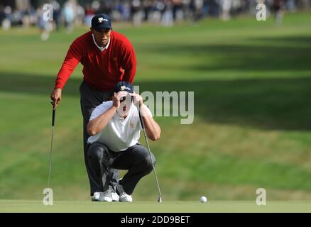 KEIN FILM, KEIN VIDEO, KEIN Fernsehen, KEINE DOKUMENTATION - die US-Teammitglieder Tiger Woods, Standing und Steve Stricker lasen das Grün auf dem 12. Loch während der ersten Runde des 2009 President's Cup auf dem Harding Park Golf Course in San Francisco, CA, USA am 8. Oktober 2009. Foto von Jose Carlos Fajardo/Contra Costa Times/MCT/Cameleon/ABACAPRESS.COM Stockfoto