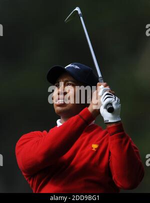 KEIN FILM, KEIN VIDEO, KEIN Fernsehen, KEINE DOKUMENTATION - US-Teammitglied Tiger Woods sieht seinen Anflug auf dem sechsten Loch während der ersten Runde des President's Cup 2009 auf Harding Park Golf Course in San Francisco, CA, USA am 8. Oktober 2009. Foto von Jose Carlos Fajardo/Contra Costa Times/MCT/Cameleon/ABACAPRESS.COM Stockfoto