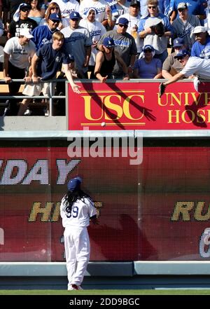 KEIN FILM, KEIN VIDEO, KEIN FERNSEHER, KEINE DOKUMENTATION - Los Angeles Dodgers Linksfeldspieler Manny Ramirez sieht wie ein Home Run Ball getroffen von der St. Louis Cardinals Matt Holliday fliegen über den Zaun während der zweiten Inning von Spiel 2 in einer National League Division Series im Dodger Stadium in Los Angeles, CA, USA am 8. Oktober 2009. Foto von Chris Lee/St. Louis Post-Dispatch/MCT/ABACAPRESS.COM Stockfoto