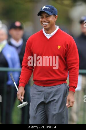 KEIN FILM, KEIN VIDEO, KEIN Fernsehen, KEINE DOKUMENTATION - US-Teammitglied Tiger Woods lächelt beim Putten vor der ersten Runde des President's Cup 2009 auf dem Harding Park Golf Course in San Francisco, CA, USA am 8. Oktober 2009. Foto von Jose Carlos Fajardo/Contra Costa Times/MCT/Cameleon/ABACAPRESS.COM Stockfoto