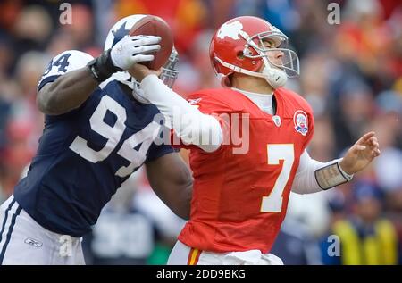 KEIN FILM, KEIN VIDEO, KEIN TV, KEIN DOKUMENTARFILM - Kansas City Chiefs Quarterback Matt Cassel bekommt einen Pass als Dallas Cowboys Linebacker DeMarcus Ware, links, verteidigt im dritten Viertel im Arrowhead Stadium in Kansas City, MO, USA am 11. Oktober 2009. Die Cowboys gewannen 26-20 in Überstunden. Foto von David Eulitt/Kansas City Star/MCT/ABACAPRESS.COM Stockfoto