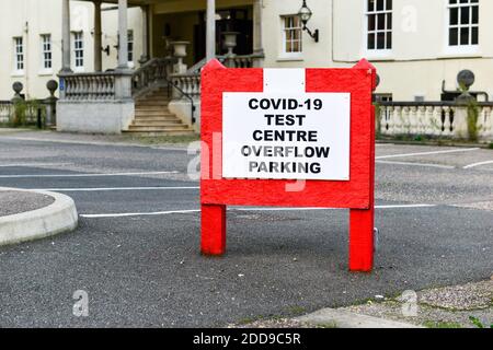 Cambridge UK, England ,24-11-2020, Parkplatz Überlauf Zeichen, die Nutzung von redundanten Hotelparkplatz neben dem Covid Testzentrum am Department of Engineering,. Die Universität bietet Abstrichtests für Hochschulpersonal und Studenten an, die Symptome von COVID-19 aufweisen Stockfoto