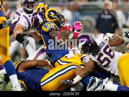 KEIN FILM, KEIN VIDEO, KEIN TV, KEIN DOKUMENTARFILM - die Minnesota Vikings Verteidigung, geführt von E.J. Henderson, Stuff St. Louis Rams läuft zurück Steven Jackson im ersten Quartal eines NFL-Fußballspiel in St. Louis, MN, USA am 11. Oktober 2009. Foto von Jerry holt/Minneapolis Star Tribune/MCT/ABACAPRESS.COM Stockfoto