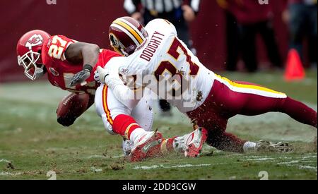 KEIN FILM, KEIN VIDEO, KEIN TV, KEIN DOKUMENTARFILM - die Kansas City Chiefs Larry Johnson (27) wird von Washington Redskins Reed Doughty (37) während ihres Spiels, das am 18. Oktober 2009 im FedEx Field in Landover, MD, USA, gespielt wurde, in Angriff genommen. Kansas City besiegte Washington 14-6 für ihren ersten Saisonsieg. Foto von Harry E. Walker/MCT/ABACAPRESS.COM Stockfoto