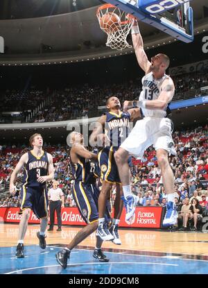 KEIN FILM, KEIN VIDEO, KEIN TV, KEINE DOKUMENTATION - Orlando Magic Center Marcin Gortat (13) dunks einhändig über Indiana Pacers Wache Earl Watson (2) während der ersten Hälfte eines NBA Vorsaison Spiel in Amway Arena in Orlando, FL, USA am 21. Oktober 2009. Orlando Magic gewann 117-87. Foto von Gary W. Green/Orlando Sentinel/MCT/ABACAPRESS.COM Stockfoto