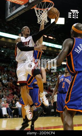KEIN FILM, KEIN VIDEO, KEIN Fernsehen, KEIN DOKUMENTARFILM - Miami Heat Forward Michael Beasley (30) geht nach innen, um am 28. Oktober 2009 in der American Airlines Arena in Miami, FL, USA gegen die New York Knicks zu Punkten. Foto von Al Diaz/Miami Herald/MCT/Cameleon/ABACAPRESS.COM Stockfoto
