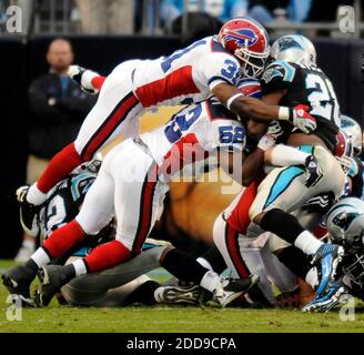 KEIN FILM, KEIN VIDEO, KEIN Fernsehen, KEIN DOKUMENTARFILM - The Buffalo Bills Defense stapelt den Carolina Panthers' Jonathan Stewart (28) auf einem vierten und einem vierten im dritten Quartal. Die Rechnungen besiegten die Panthers, 20-9, am Bank of America Stadium in Charlotte, NC, USA am 25. Oktober 2009. Foto von David T. Foster III/Charlotte Observer/MCT/Cameleon/ABACAPRESS.COM Stockfoto
