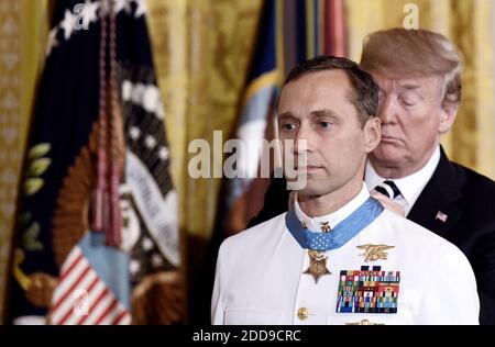 Präsident Donald Trump verleiht die Ehrenmedaille an den pensionierten Master Chief Special Warfare Operator Britt K. Slabinski während einer Zeremonie im East Room des Weißen Hauses am 24. Mai 2018 in Washington, DC. Foto von Olivier Douliery/ Abaca Press Stockfoto