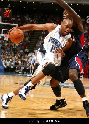 KEIN FILM, KEIN VIDEO, KEIN TV, KEIN DOKUMENTARFILM - Orlando Magic Guard Vince Carter, links, fährt gegen Atlanta Hawks Forward Marvin Williams während Vorsaison Aktion in der Amway Arena in Orlando, FL, USA am 23. Oktober 2009. The Magic besiegte die Hawks, 123-86. Foto von Stephen M. Dowell/Orlando Sentinel/MCT/Cameleon/ABACAPRESS.COM Stockfoto