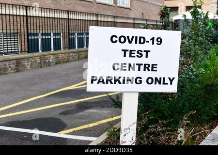 Cambridge UK, England ,24-11-2020, Schild außerhalb des Covid Testzentrums am Department of Engineering,. Die Universität bietet Abstrichtests für Hochschulpersonal und Studenten an, die Symptome von COVID-19 aufweisen Stockfoto