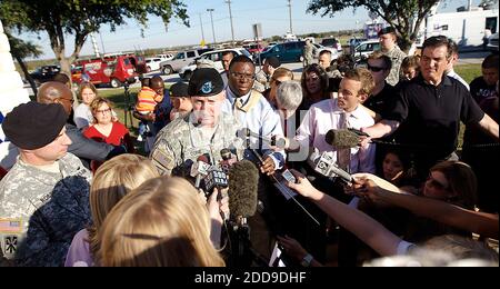 KEIN FILM, KEIN VIDEO, KEIN Fernsehen, KEIN DOKUMENTARFILM - Generalleutnant der Armee Robert Cone spricht mit den Medien über die Dreharbeiten auf der Basis von Fort Hood in Killeen, Texas, USA am Donnerstag, 5. November 2009. Cone sagte, es seien 12 Tote und 31 Verwundete. Foto von Joyce Marshall/Fort Worth Star-Telegram/MCT/ABACAPRESS.COM Stockfoto