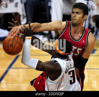 KEIN FILM, KEIN VIDEO, KEIN TV, KEIN DOKUMENTARFILM - Charlotte Bobcats Vorwärts Gerald Wallace (3) hat seine Aufnahme von New Jersey Nets Brook Lopez (11) während der ersten Halbzeit Aktion in der Time Warner Cable Arena in Charlotte, NC, USA am 2. November 2009 blockiert. Foto von Jeff Siner/Charlotte Observer/MCT/Cameleon/ABACAPRESS.COM Stockfoto