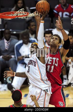 KEIN FILM, KEIN VIDEO, KEIN TV, KEIN DOKUMENTARFILM - Charlotte Bobcats Vorwärts Gerald Wallace (3) kämpft für die Kontrolle des Balls gegen New Jersey Nets Brook Lopez (11) während der ersten Halbzeit Aktion in der Time Warner Cable Arena in Charlotte, NC, USA am 2. November 2009. Foto von Jeff Siner/Charlotte Observer/MCT/Cameleon/ABACAPRESS.COM Stockfoto