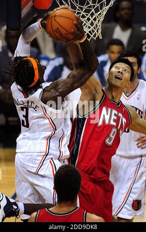 KEIN FILM, KEIN VIDEO, KEIN TV, KEIN DOKUMENTARFILM - New Jersey Nets Yi Jianlian (9) blockiert einen Schussversuch von Charlotte Bobcats Vorwärts Gerald Wallace während der ersten Halbzeit Aktion in der Time Warner Cable Arena in Charlotte, NC, USA am 2. November 2009. Foto von Jeff Siner/Charlotte Observer/MCT/Cameleon/ABACAPRESS.COM Stockfoto