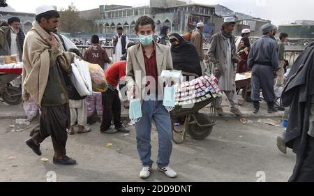 KEIN FILM, KEIN VIDEO, KEIN Fernsehen, KEIN DOKUMENTARFILM - EIN Mann verkauft chirurgische Gesichtsmasken, um die H1N1-Grippe am Samstag, den 7. November 2009, auf dem Marktplatz der Stadt in Kabul, Afghanistan, abzuwehren. Die Regierung hat den Ausnahmezustand ausgerufen und drei Wochen lang Schulen, Universitäten und sogar Hochzeitssäle und öffentliche Badezimmer geschlossen, um die Ausbreitung des Virus zu verlangsamen, der in weniger als zwei Wochen 10 Menschen in der Hauptstadt getötet hat. Foto von Chuck Liddy/Raleigh Nachrichten & Beobachter/MCT/ABACAPRESS.COM Stockfoto