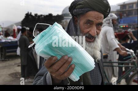 KEIN FILM, KEIN VIDEO, KEIN Fernsehen, KEIN DOKUMENTARFILM - ein alter Mann verkauft am Samstag, den 7. November 2009, chirurgische Gesichtsmasken, um die H1N1-Grippe auf dem zentralen Marktplatz der Stadt in Kabul, Afghanistan, abzuwehren. Die Regierung hat den Ausnahmezustand ausgerufen und drei Wochen lang Schulen, Universitäten und sogar Hochzeitssäle und öffentliche Badezimmer geschlossen, um die Ausbreitung des Virus zu verlangsamen, der in weniger als zwei Wochen 10 Menschen in der Hauptstadt getötet hat. Foto von Chuck Liddy/Raleigh Nachrichten & Beobachter/MCT/ABACAPRESS.COM Stockfoto