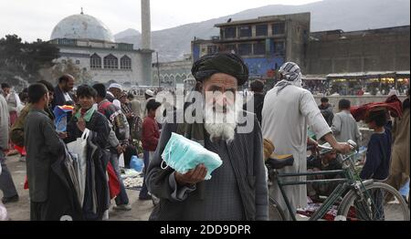 KEIN FILM, KEIN VIDEO, KEIN Fernsehen, KEIN DOKUMENTARFILM - ein alter Mann verkauft am Samstag, den 7. November 2009, chirurgische Gesichtsmasken, um die H1N1-Grippe auf dem zentralen Marktplatz der Stadt in Kabul, Afghanistan, abzuwehren. Die Regierung hat den Ausnahmezustand ausgerufen und drei Wochen lang Schulen, Universitäten und sogar Hochzeitssäle und öffentliche Badezimmer geschlossen, um die Ausbreitung des Virus zu verlangsamen, der in weniger als zwei Wochen 10 Menschen in der Hauptstadt getötet hat. Foto von Chuck Liddy/Raleigh Nachrichten & Beobachter/MCT/ABACAPRESS.COM Stockfoto