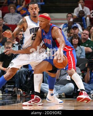 KEIN FILM, KEIN VIDEO, KEIN TV, KEINE DOKUMENTATION - Detroit Pistons Forward Charlie Villanueva (31) postet gegen Orlando Magic Forward Matt Barnes (22) während der Spielaktion in der Amway Arena in Orlando, FL, USA am 6. November 2009. Die Magie besiegte die Kolben, 110-103. Foto von Gary W. Green/Orlando Sentinel/MCT/Cameleon/ABACAPRESS.COM Stockfoto