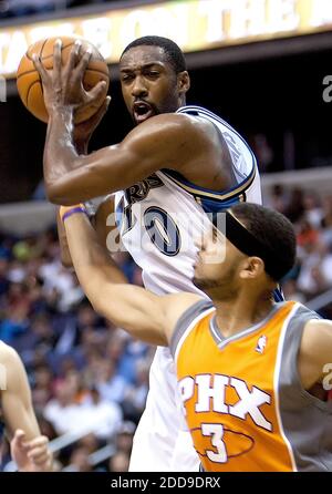 KEIN FILM, KEIN VIDEO, KEIN TV, KEIN DOKUMENTARFILM - Washington Wizards Gilbert Arenas (0) zieht einen Rebound gegen Phoenix Suns Jared Dudley (3) während ihres Spiels, das am 8. November 2009 im Verizon Center in Washington, DC, USA gespielt wurde. Phoenix besiegte Washington 102-90. Foto von Harry E. Walker/MCT/ABACAPRESS.COM Stockfoto