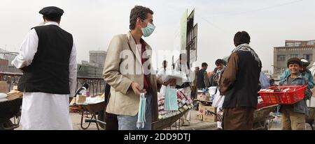 KEIN FILM, KEIN VIDEO, KEIN Fernsehen, KEIN DOKUMENTARFILM - EIN Mann verkauft chirurgische Gesichtsmasken, um die H1N1-Grippe am Samstag, den 7. November 2009, auf dem Marktplatz der Stadt in Kabul, Afghanistan, abzuwehren. Die Regierung hat den Ausnahmezustand ausgerufen und drei Wochen lang Schulen, Universitäten und sogar Hochzeitssäle und öffentliche Badezimmer geschlossen, um die Ausbreitung des Virus zu verlangsamen, der in weniger als zwei Wochen 10 Menschen in der Hauptstadt getötet hat. Foto von Chuck Liddy/Raleigh Nachrichten & Beobachter/MCT/ABACAPRESS.COM Stockfoto