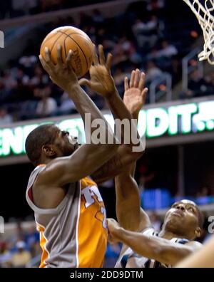 KEIN FILM, KEIN VIDEO, KEIN Fernsehen, KEINE DOKUMENTATION - Phoenix Suns Jason Richardson (23) dreht über Washington Wizards Randy Foye (15) während ihres Spiels, das am 8. November 2009 im Verizon Center in Washington, DC, USA gespielt wurde. Phoenix besiegte Washington 102-90. Foto von Harry E. Walker/MCT/ABACAPRESS.COM Stockfoto