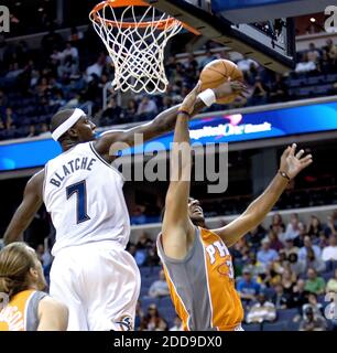 KEIN FILM, KEIN VIDEO, KEIN Fernsehen, KEINE DOKUMENTATION - Washington Wizards Andray Blatche (7) blockiert die Aufnahme von Phoenix Suns Jared Dudley (3) während ihres Spiels, das am 8. November 2009 im Verizon Center in Washington, DC, USA gespielt wurde. Phoenix besiegte Washington 102-90. Foto von Harry E. Walker/MCT/ABACAPRESS.COM Stockfoto