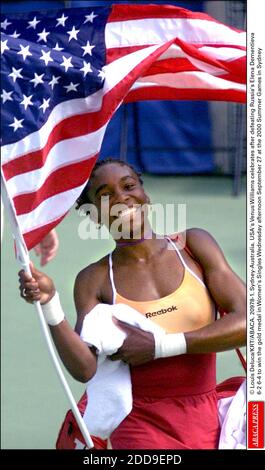 KEIN FILM, KEIN VIDEO, KEIN FERNSEHEN, KEIN DOKUMENTARFILM - © LOUIS DELUCA/KRT/ABACA. 20978-1. Sydney-Australien. Die US-Amerikanerin Venus Williams feiert, nachdem sie die russische Elena Dementieva 6-2 6-4 besiegt hat, um die Goldmedaille bei den Frauen-Singles am Mittwoch Nachmittag, den 27. September, bei den Sommerspielen 2000 in Sydney zu gewinnen Stockfoto