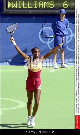 KEIN FILM, KEIN VIDEO, KEIN FERNSEHEN, KEIN DOKUMENTARFILM - © PHIL VELASQUEZ/KRT/ABACA. 20977-1. Sydney-Australien. Die US-Amerikanerin Venus Williams feiert, nachdem sie die russische Elena Dementieva 6-2 6-4 besiegt hat, um die Goldmedaille bei den Frauen-Singles am Mittwoch Nachmittag, den 27. September, bei den Sommerspielen 2000 in Sydney zu gewinnen Stockfoto